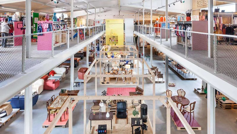 Grote, moderne winkel met meerdere verdiepingen en een breed assortiment aan producten.