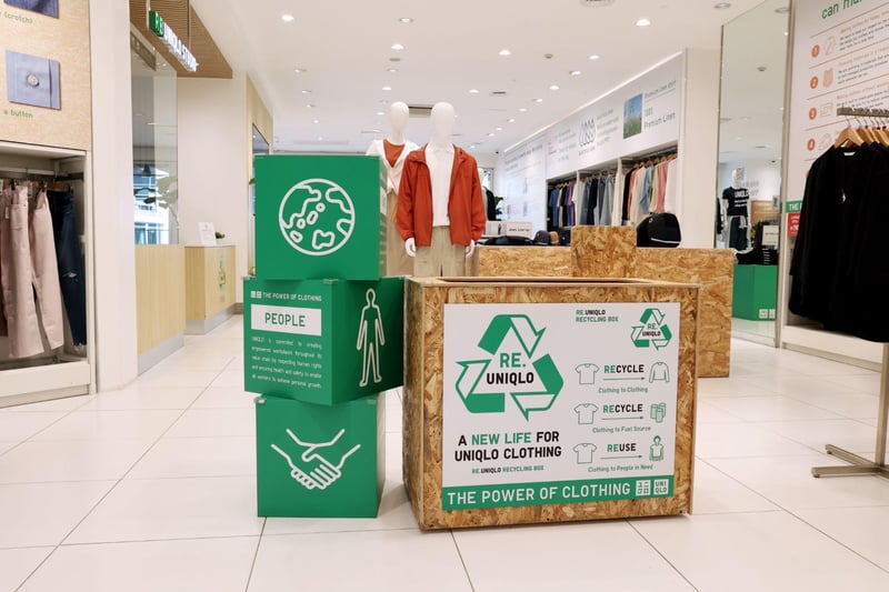 Uniqlo inloopkast met recyclebox voor kleding.